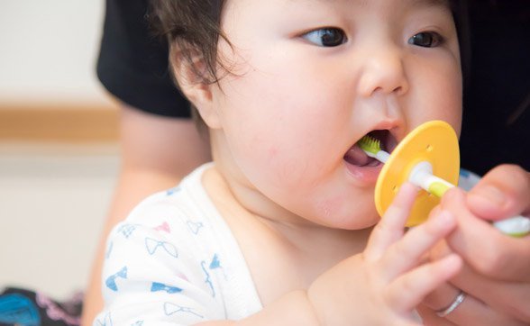 1 số lưu ý và cẩm nang chăm sóc răng miệng cho trẻ theo từng giai đoạn