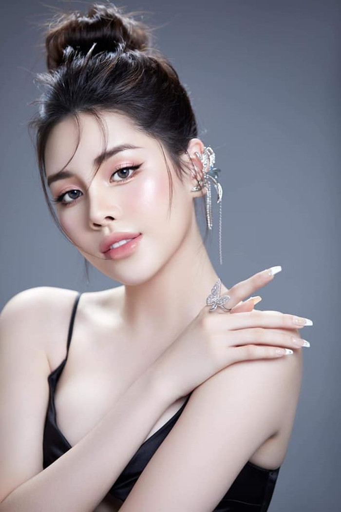 ” Nữ thần fake giới” Nguyễn Đan Tiên nằm trong sắc đẹp vạn người say đắm khiến cho 3 HLV Miss international queen tranh giành giành