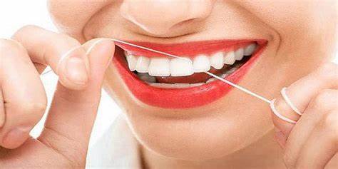 Sử dụng chỉ nha khoa là một cách đơn giản nhưng hiệu quả để phòng tránh sâu kẽ răng hàm