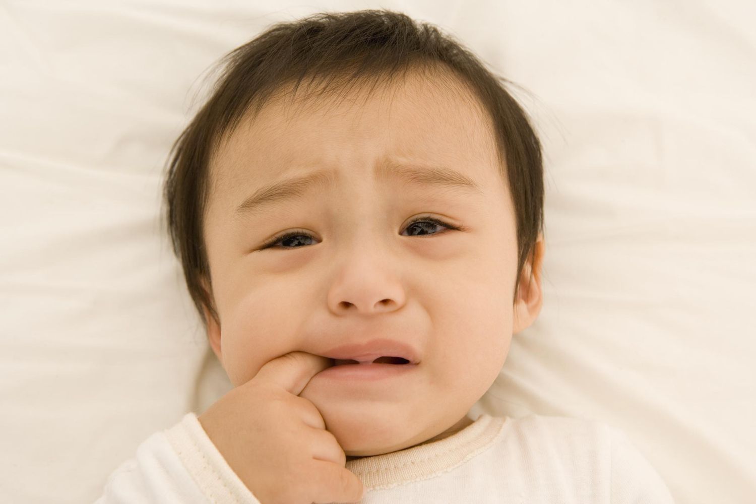 Lưu ý khi rơ lưỡi cho trẻ sơ sinh. Trẻ bị tưa miệng có đau không? Điều trị tưa lưỡi cho trẻ sơ sinh