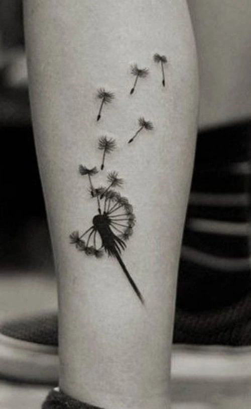 Mẫu Tattoo hoa bồ công anh trên chân thể hiện sự tinh tế đối với mỗi bạn nữ