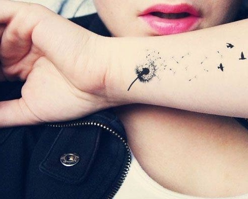 Tattoo hoa bồ công anh với chim trên cánh tay