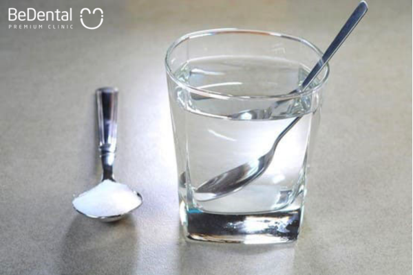Súc miệng nước muối giúp giảm viêm và giảm đau răng